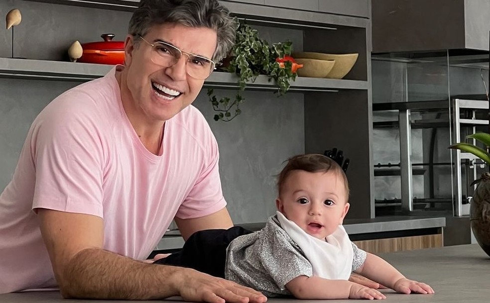 Cozinha da casa de Claudia Raia e Jarbas Homem de Mello é ambiente para filho aprender a engatinhar — Foto: Reprodução/Instagram