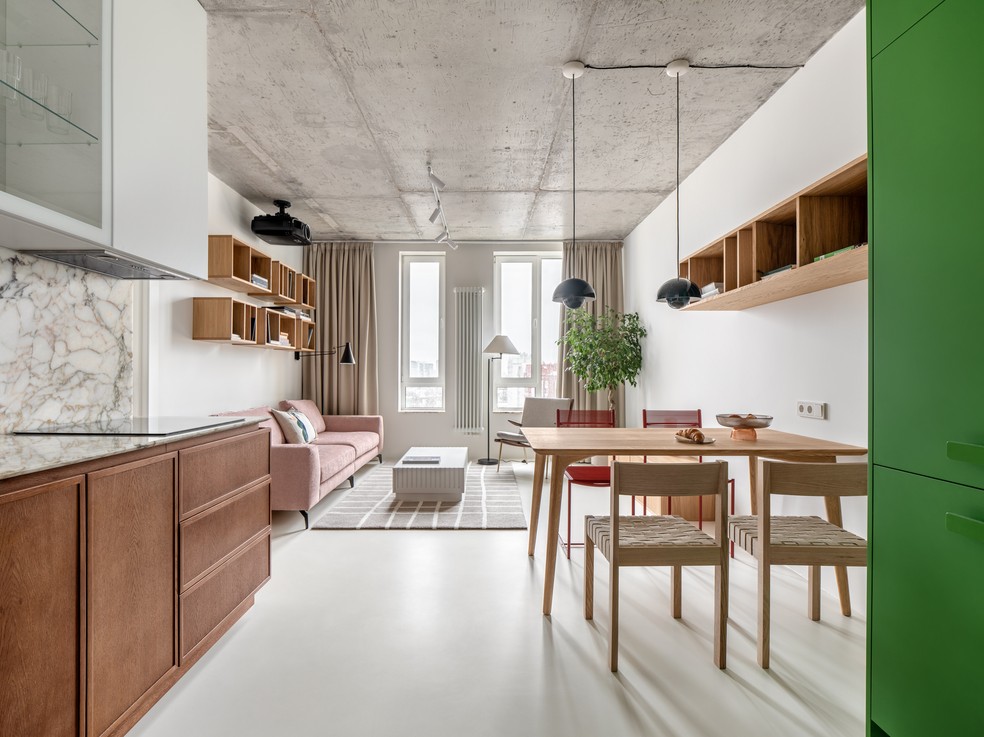 Apartamento de 67 m² possui décor com tons fortes, móveis de madeira clara e texturas diversas — Foto: Andrey Bezuglov