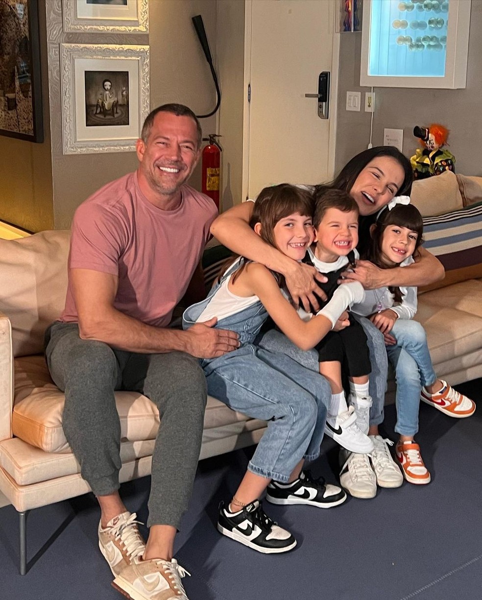 Malvino Salvador e Kyra Gracie com os filhos Ayra, Rayan e Kyara — Foto: Reprodução/Instagram