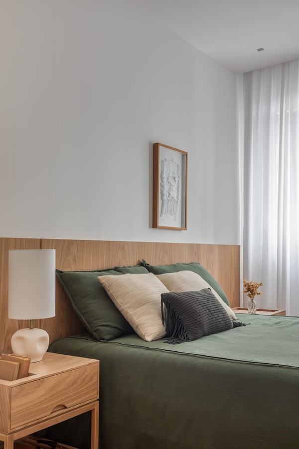 Apartamento no Leblon tem clima praiano com clássicos do design brasileiro
