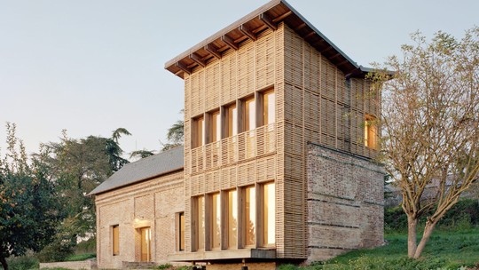 Casa é construída somente com materiais naturais encontrados no entorno