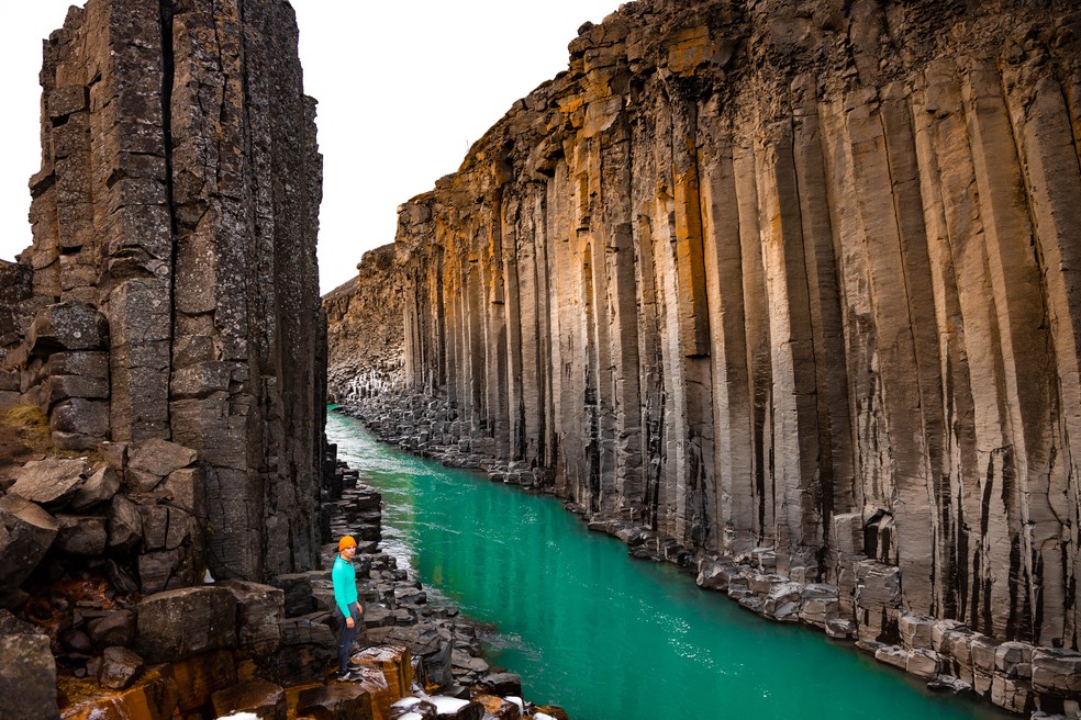 Conheça o cânion de basalto com rio de águas azul esverdeadas na Islândia que viralizou nas redes — Foto: Getty Images