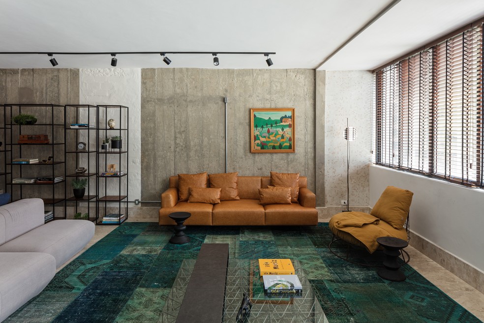 Esta sala de estar cheia de história é assinada pela Navarro Arquitetura — Foto: Leonardo Finotti