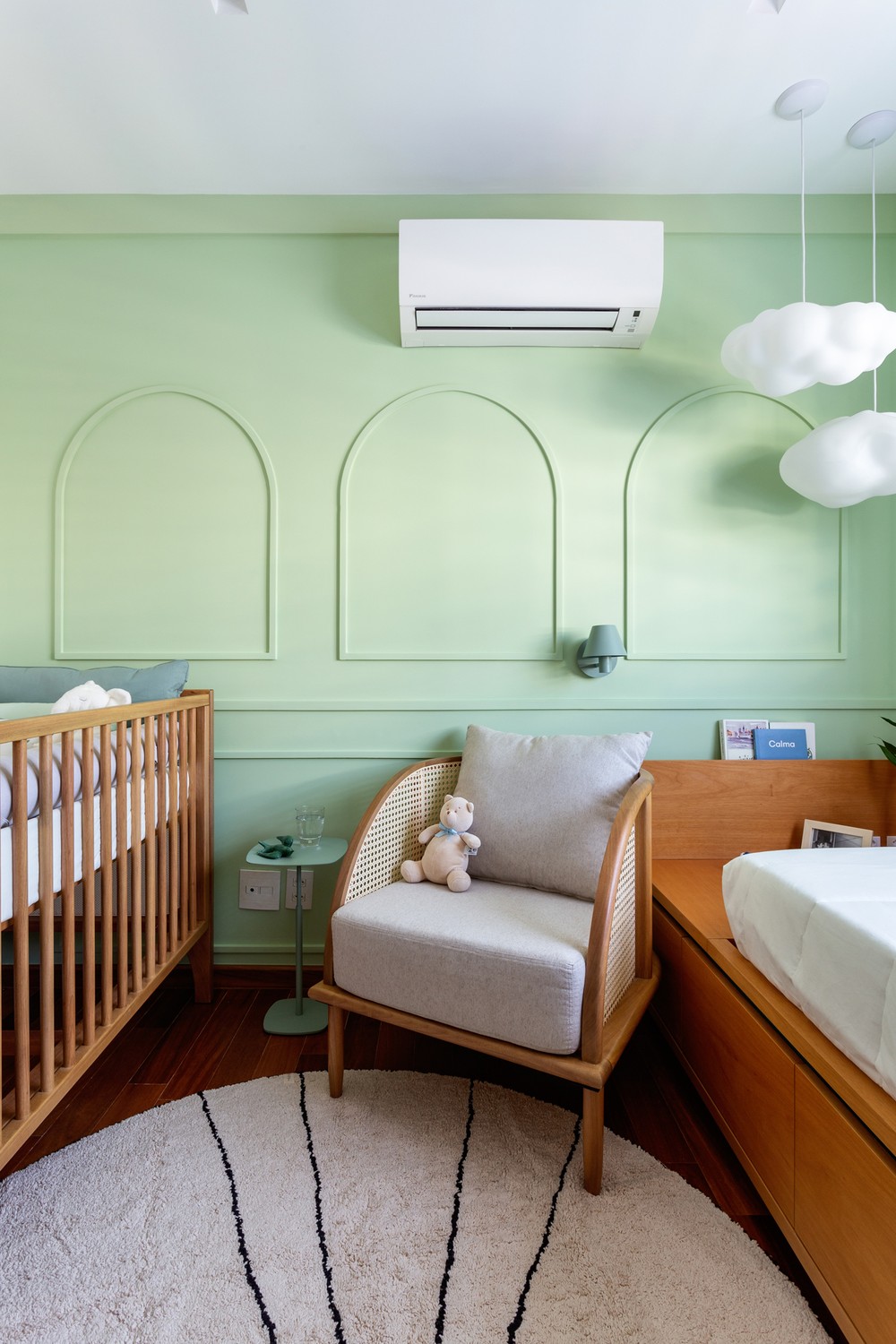 Décor do dia: quarto infantil com papel de parede e elementos da natureza