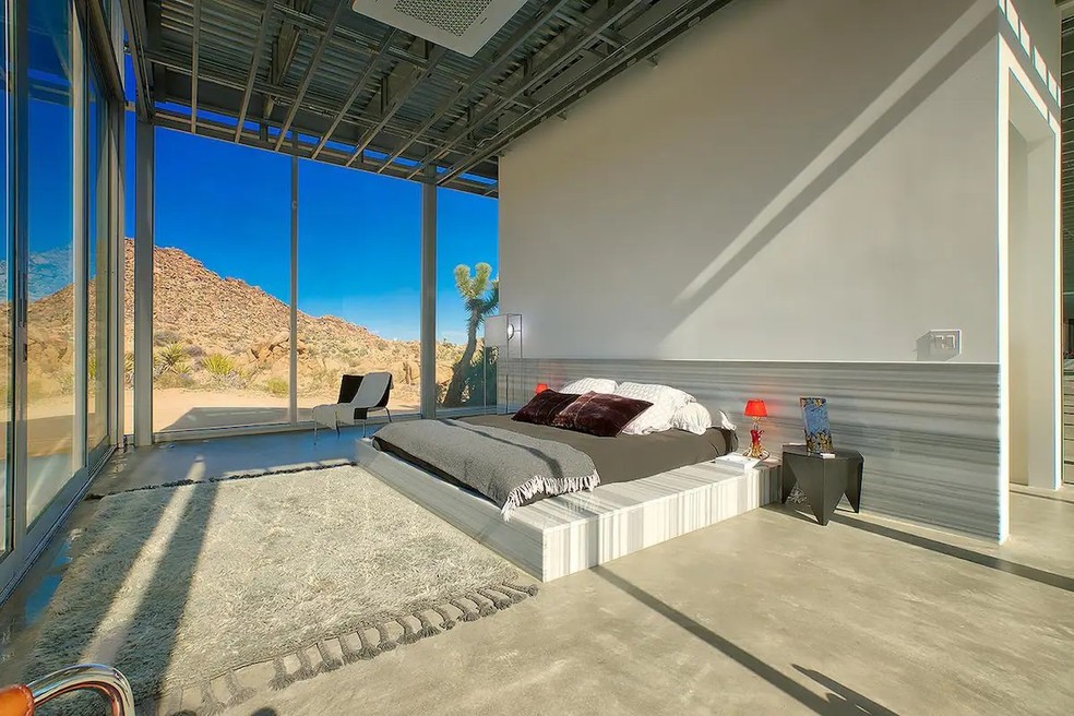 Dormitório da Casa Invisível, localizada em Joshua Tree, na Califórnia, nos Estados Unidos — Foto: Divulgação