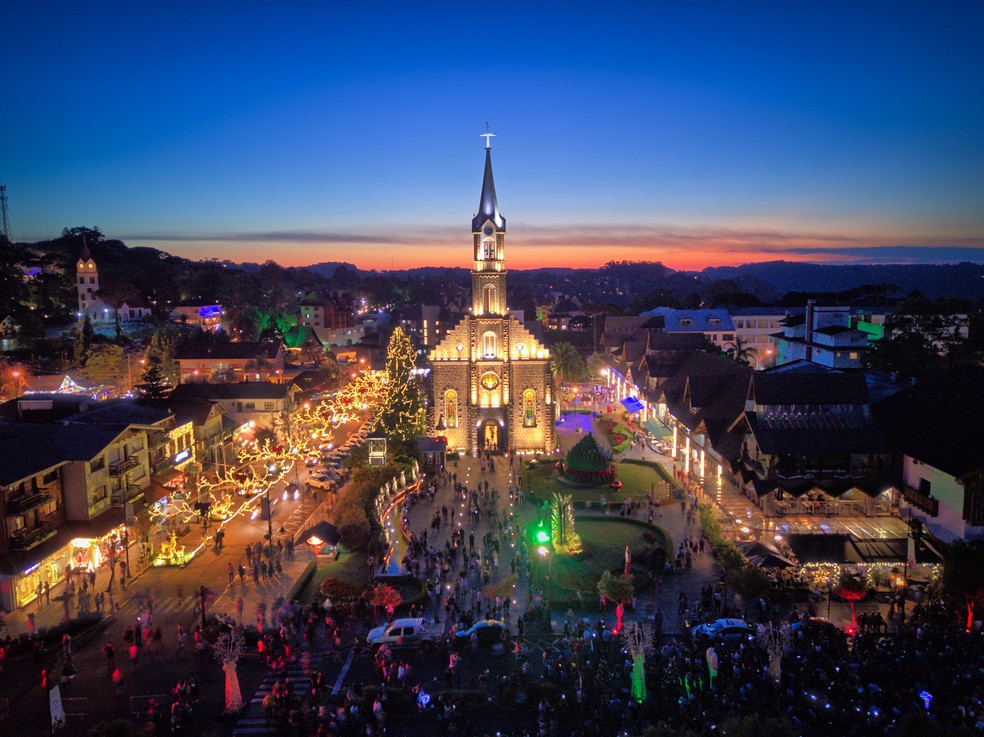 Gramado, no Rio Grande do Sul, se prepara para o Natal e decora toda a cidade, desde a entrada  — Foto: Getty Images/advjmneto