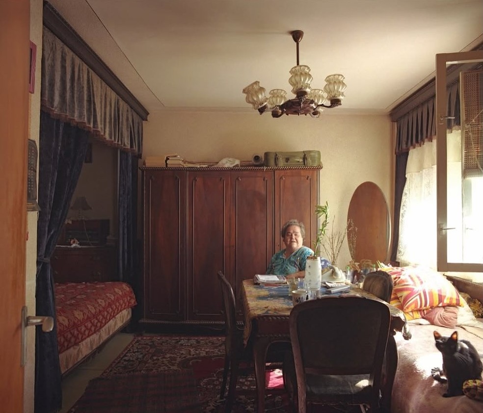 10 apartamentos idênticos com interiores personalizados são tema de série fotográfica — Foto: Bogdan Gîrbovan