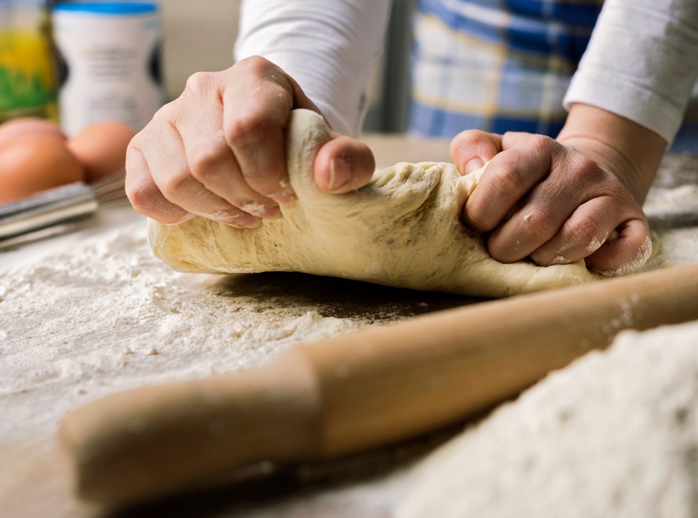 Fazer massa de pizza em casa não é tão difícil quanto possa parecer — Foto: Getty Images