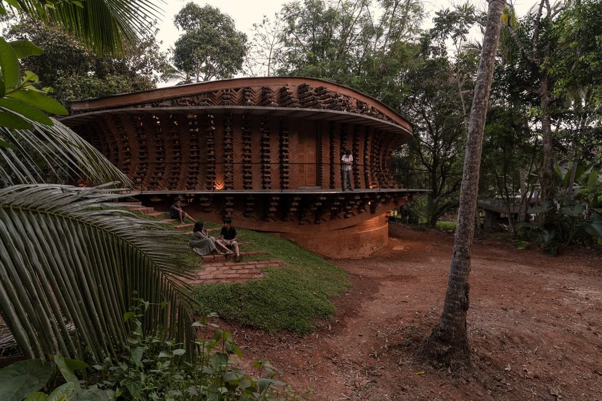 Casa na Índia tem fachada feita com milhares de brinquedos descartados