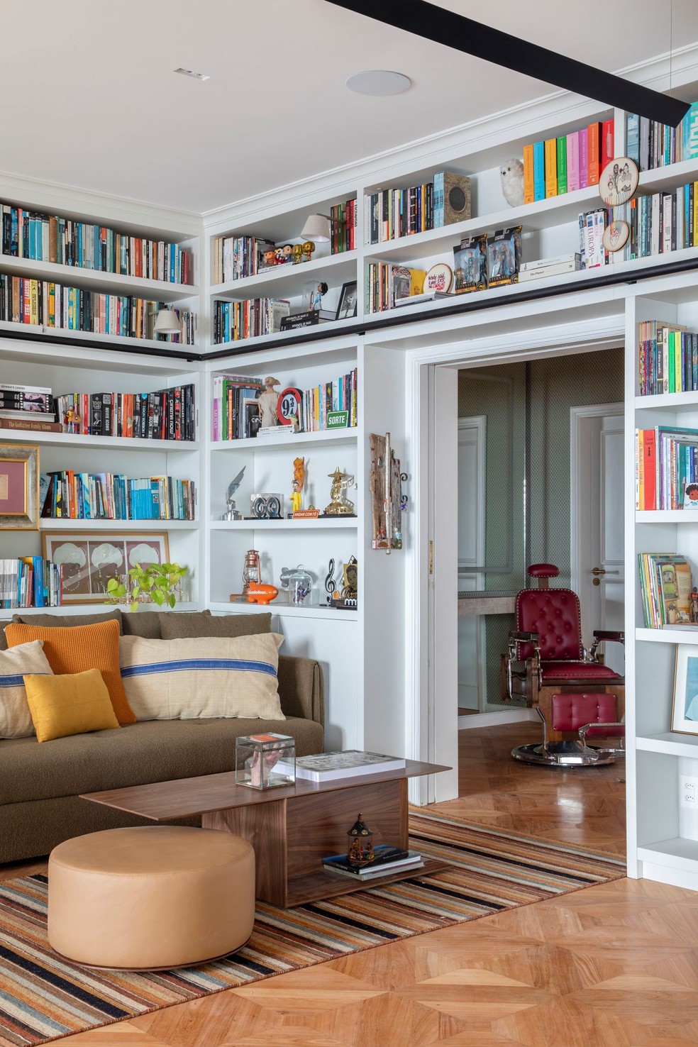 Na área social da casa dos atores Taís Araújo e Lázaro Ramos, desenhada pelo Escala Arquitetura, a estante é recheada, principalmente, com uma variedade de livros do casal — Foto: Juliano Colodeti/MCA Estúdio | Produção visual: Andrea Falchi e Rennan Scalabrin