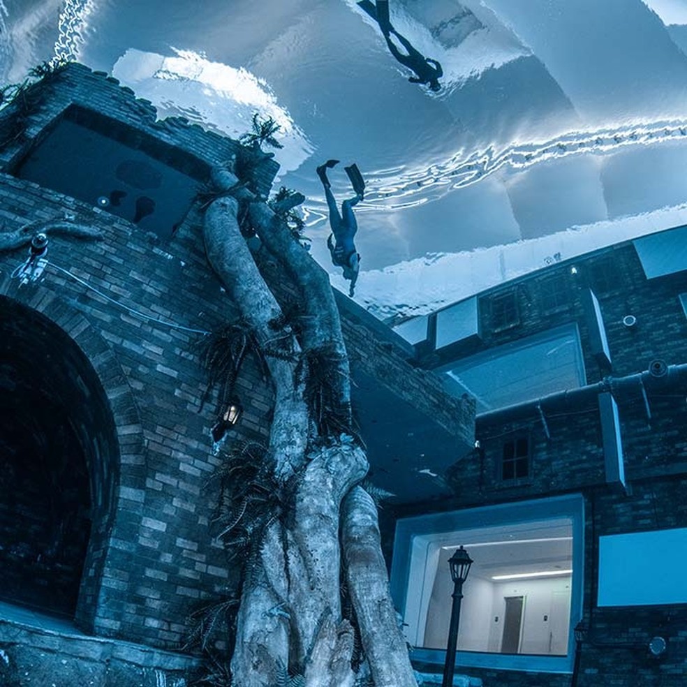 Piscina mais funda do mundo fica em Dubai e tem 'cidade' subaquática — Foto: Divulgação/Deep Dive Dubai