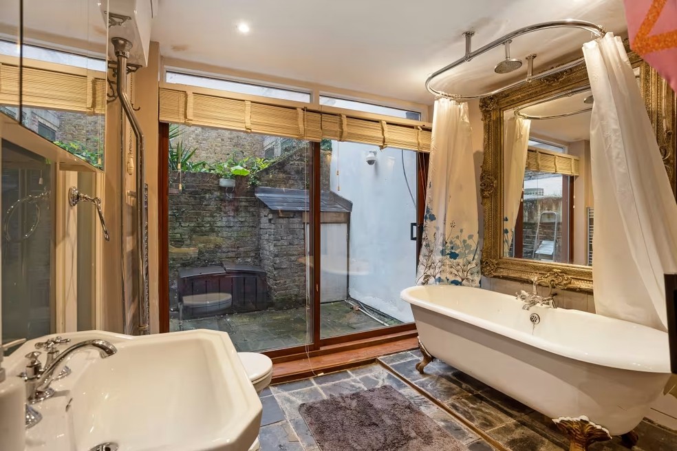 Casa rosa e superfina surpreende por interiores luxuosos
