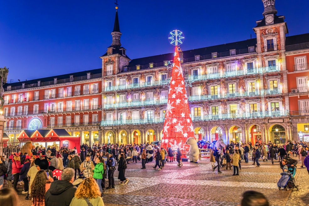 Árvore de natal brilhante ilumina a Plaza Mayor, em Madri, na Espanha — Foto: Getty Images/photooiasson