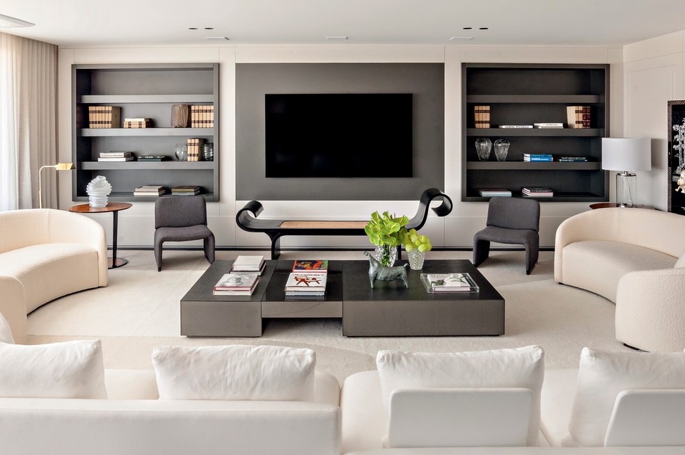 Apartamento de 345 m² exibe decoração clássica em preto e branco
