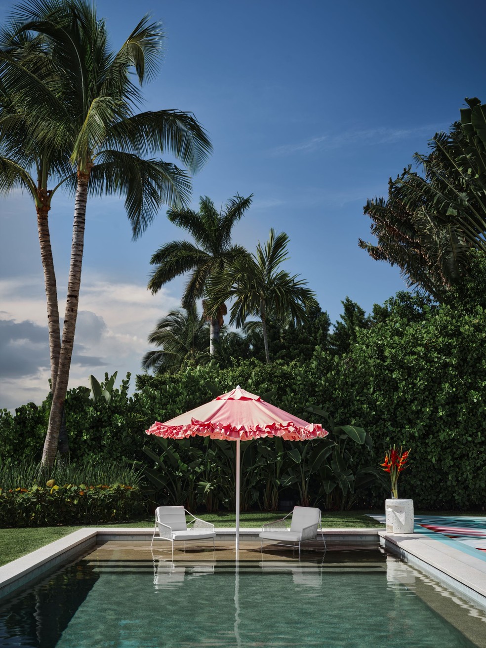 À beira da piscina, o ombrelone da Santa Barbara Designs — Foto: Douglas Friedman