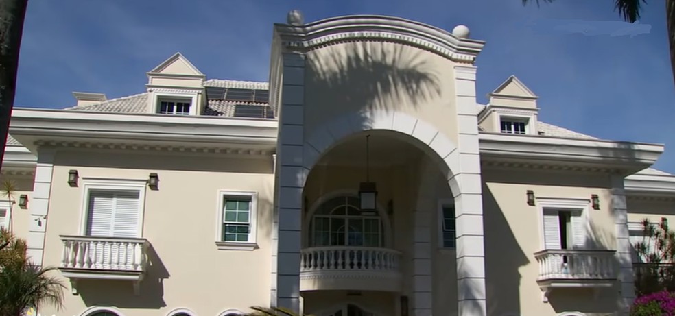 A imponente fachada — Foto: Reprodução/Youtube