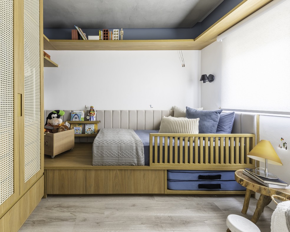 No quarto do menino, a cama feita sob medida conta com um nicho que abriga colchonetes para brincar e receber amigos — Foto: Guilherme Pucci