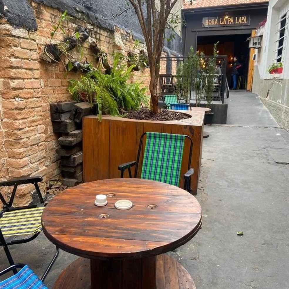 Área externa e fachada do restaurante Lapa Lapa — Foto: Reprodução/Instagram/@lapalapasp
