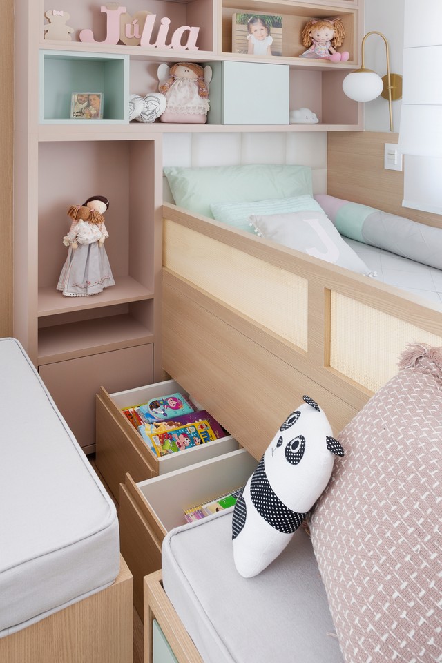 Décor do dia: quarto infantil com nichos e gavetas nos degraus