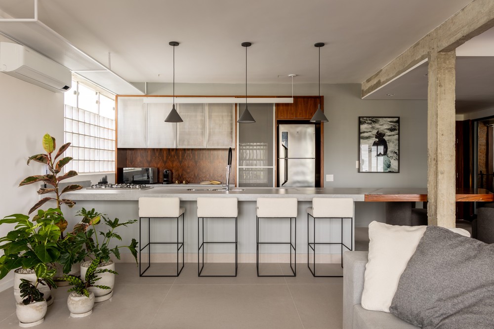 Apartamento dos anos 1970 mistura estilos industrial e contemporâneo