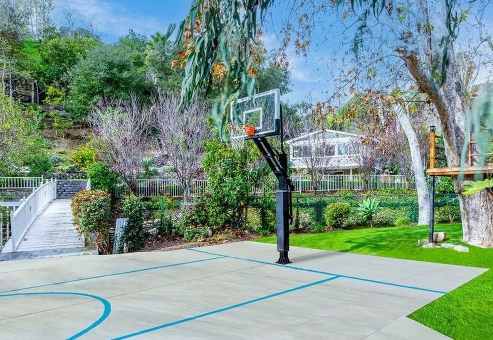 Quadra de basquete na área externa da casa de Megan Fox — Foto: Divulgação/MSL