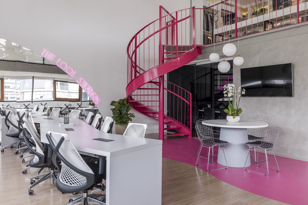 Décor do dia: escritório com escada rosa e espaço amplo integrado