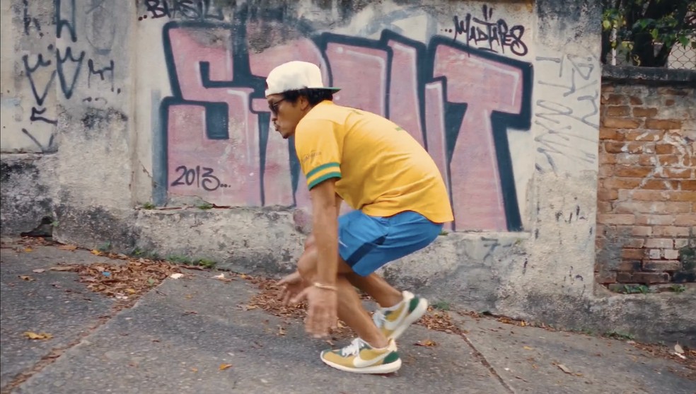 O cantor americano mostra as artes de rua em seu vídeo em homenagem ao Brasil — Foto: Reprodução/Instagram/@brunomars