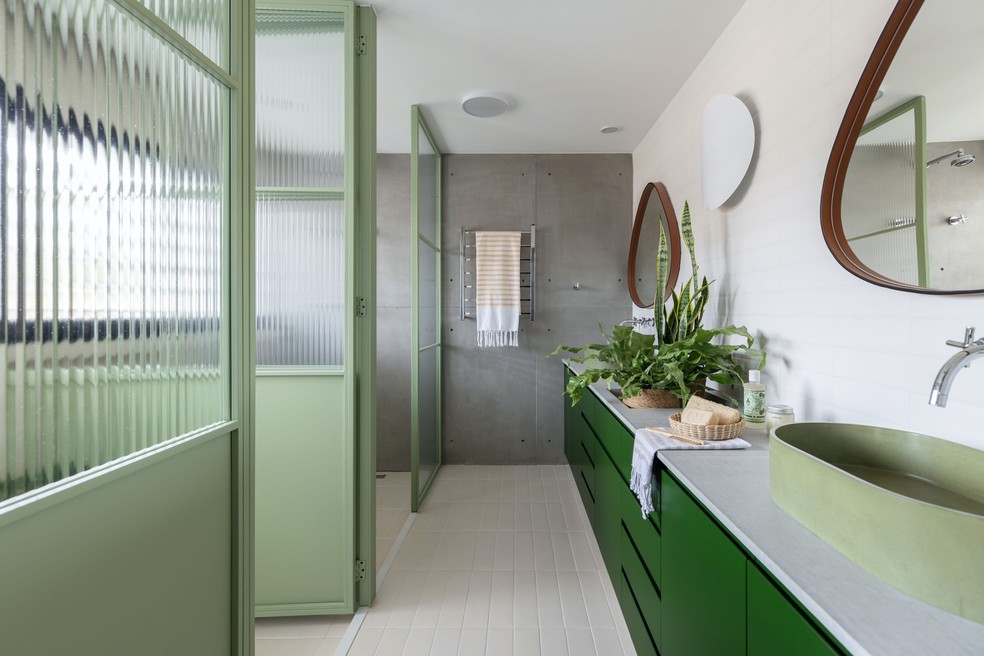O banheiro do casal também foi decorado com a cor verde e conta com duas cubas — Foto: Maura Mello