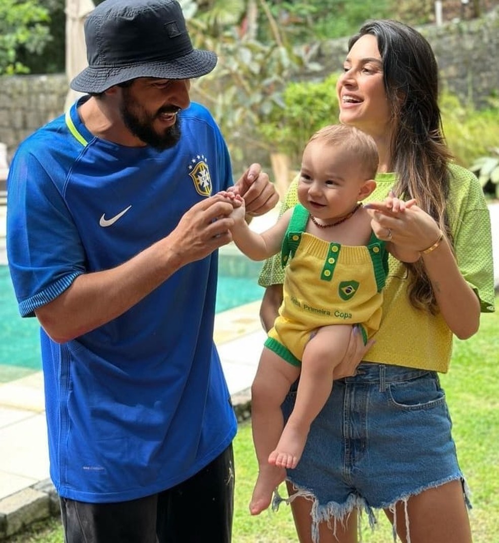Renato Góes eThaila Ayala com o filho, Francisco — Foto: Reprodução/Instagram