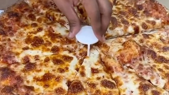 Vídeo mostrando "jeito certo" de cortar pizza viraliza
