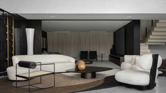 Casa de 1500 m² possui living com pé-direito duplo e décor atemporal