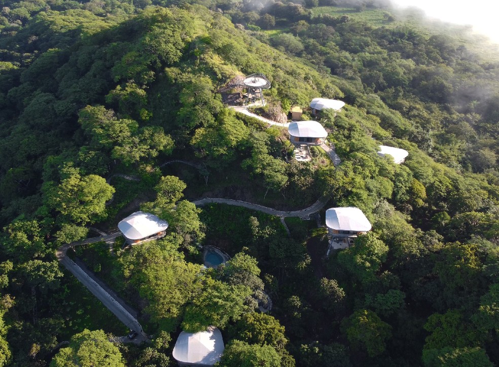 As cabines foram projetadas para se integrarem à natureza  — Foto: Divulgação/Suitree Hotel
